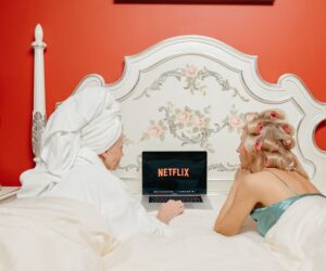 Proč nás peníze na obrazovce baví víc než v reálu