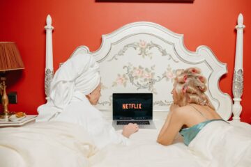 Proč nás peníze na obrazovce baví víc než v reálu